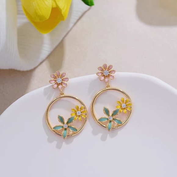 Jewelry - Diamond daisy circle earrings